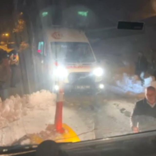 Ağrı'da kardan yolu kapanan köydeki hastanın yardımına ekipler koştu