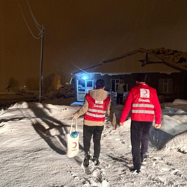Van'da Kızılay ekipleri, ihtiyaç sahiplerine yardımlarını sürdürüyor