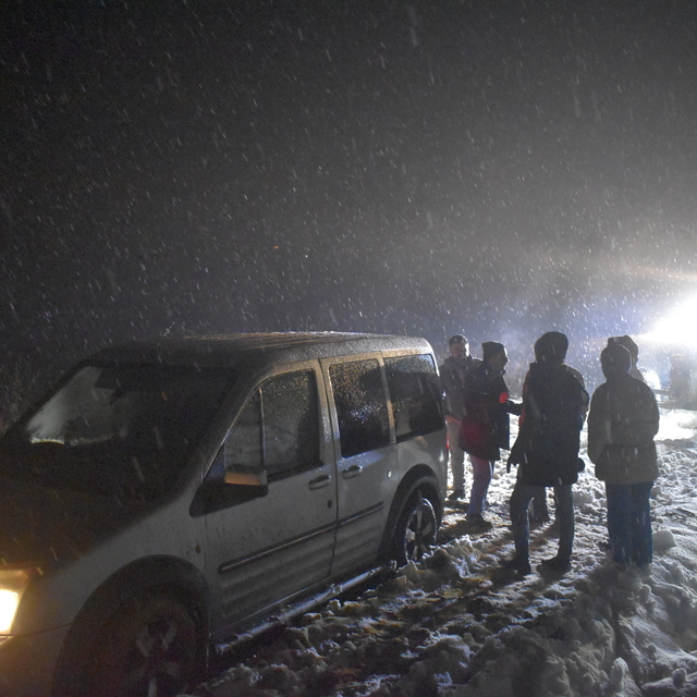 Bitlis'te kar ve tipi nedeniyle yolda mahsur kalanlar kurtarıldı