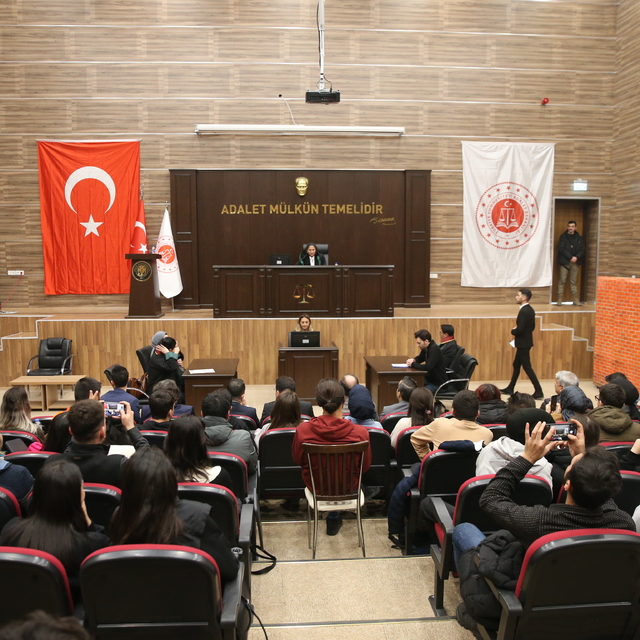 Geleceğin hukukçuları Diyarbakır'daki temsili mahkemede mesleklerini tanıdı...