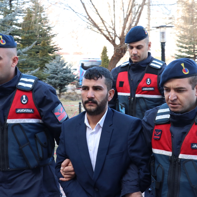 Sivas'ta firari hükümlü evin odasına kazılan çukurda yakalandı