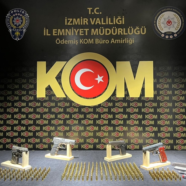İzmir'de yasa dışı silah ticareti yaptığı belirlenen 3 şüpheli yakalandı