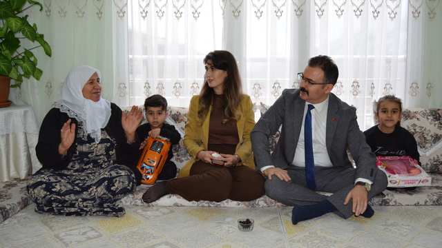 Şemdinli Kaymakamı Ateş, aile ziyaretlerini sürdürüyor