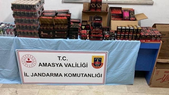 Amasya'da bir iş yerinde çok sayıda kaçak ürün ele geçirildi