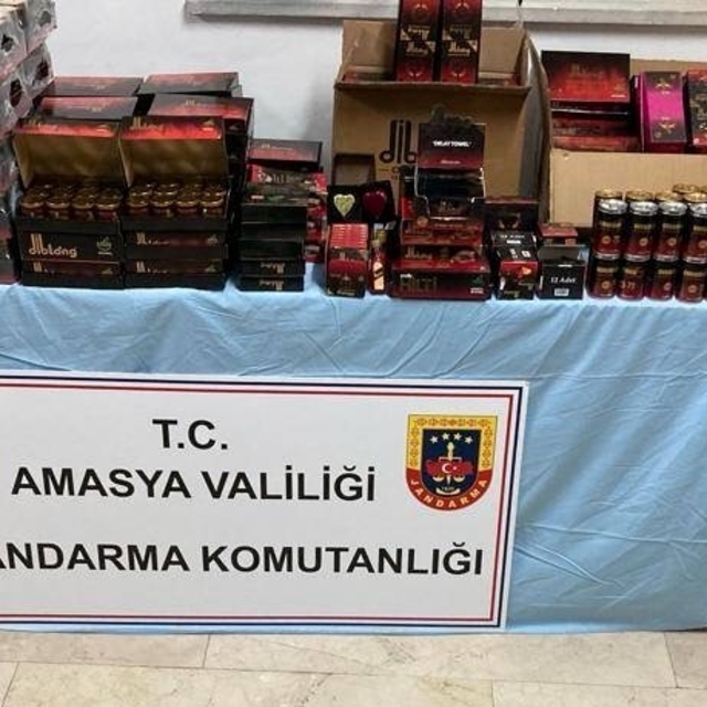Amasya'da bir iş yerinde çok sayıda kaçak ürün ele geçirildi