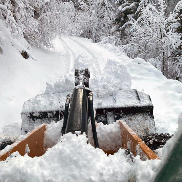 Artvin'de kar ve heyelan nedeniyle 40 köy yolu ulaşıma kapandı