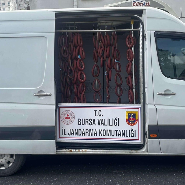 Bursa'da akaryakıt istasyonunda minibüste sucuk yıkanmasına ilişkin 2 kişi...