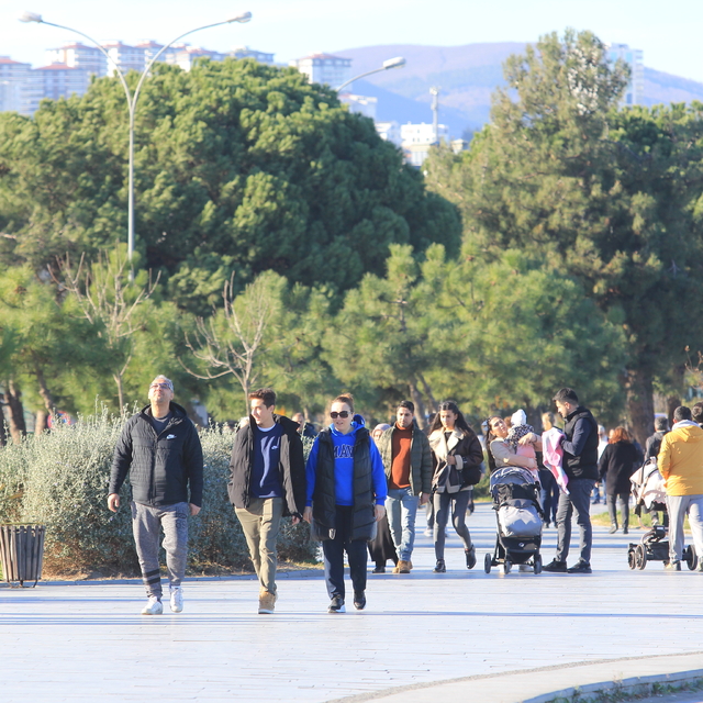 Samsun'da vatandaşlar güneşli havanın tadını çıkarıyor