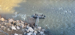 Dereye yuvarlanan otomobildeki 3 kişi, ağır yaralandı