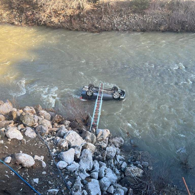 Dereye yuvarlanan otomobildeki 3 kişi, ağır yaralandı