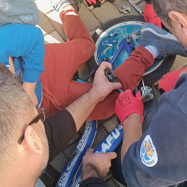 Adana'da ayağı bisiklete sıkışan çocuğu itfaiye kurtardı