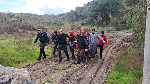 Aydın'da dağda ot toplarken ayağını kıran kişi, hastaneye kaldırıldı