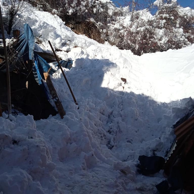 Ardahan'da kar nedeniyle çöken çatının altında kalan kadın öldü