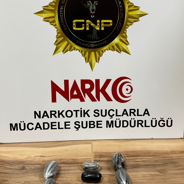 Midelerinden uyuşturucu çıktı; 2 tutuklama