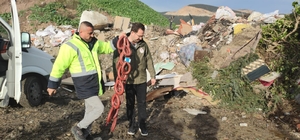 Akaryakıt istasyonunda minibüste sucuk yıkayan 3 kişi gözaltına alındı (2)