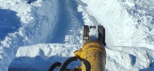 Van Muradiye'de belediye ekipleri karla mücadele çalışması yürütüyor