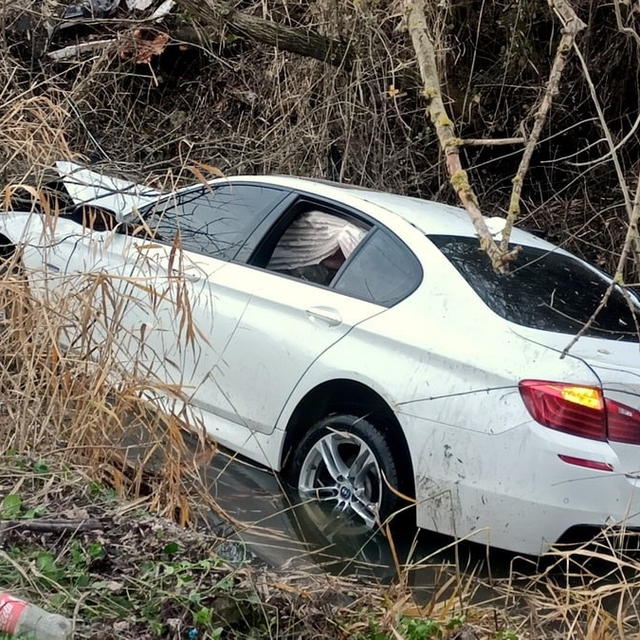 Sakarya'da sulama kanalına devrilen otomobildeki 3 kişi yaralandı