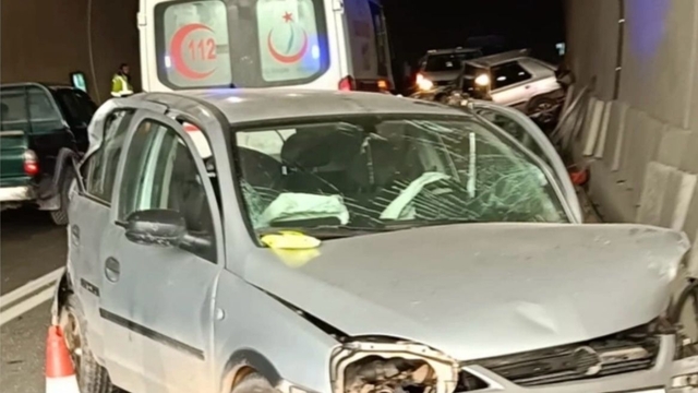 Artvin'de, tünel içerisinde 2 otomobil çarpıştı: 5 yaralı