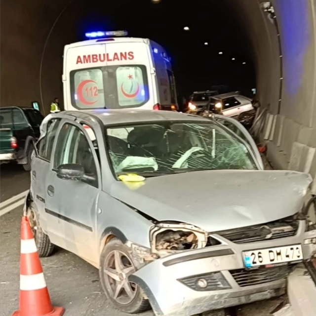 Artvin'de, tünel içerisinde 2 otomobil çarpıştı: 5 yaralı