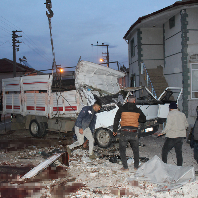 Konya'da küçükbaş hayvan yüklü kamyonetin devrildiği kazada 2 kişi öldü