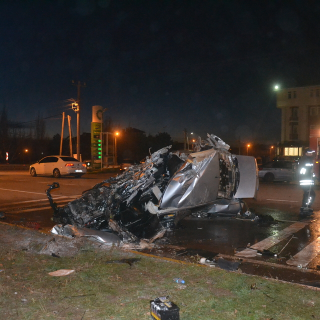 Sivas'ta otomobilde sıkışan sürücü itfaiye ekiplerince kurtarıldı