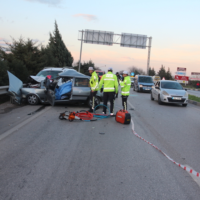 Manisa'da iki aracın çarpıştığı kazada 2 kişi öldü, 1 kişi yaralandı