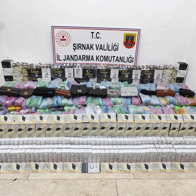 Şırnak'ta kargo aracında gümrük kaçağı eşya ele geçirildi