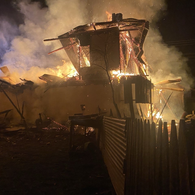 Karabük'te 2 katlı ahşap ev yandı