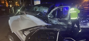 Kazaya karışan 3 araçtan 1'i ikiye bölündü, bira kutuları yola saçıldı: 1 ölü, 5 yaralı