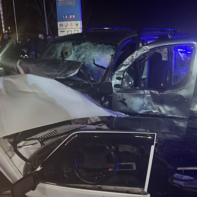 Kazaya karışan 3 araçtan 1'i ikiye bölündü, bira kutuları yola saçıldı: 1 ö...