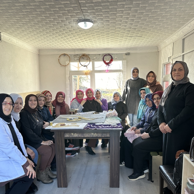 Sakarya'da özel gereksinimli çocukların anneleri el sanatları öğreniyor