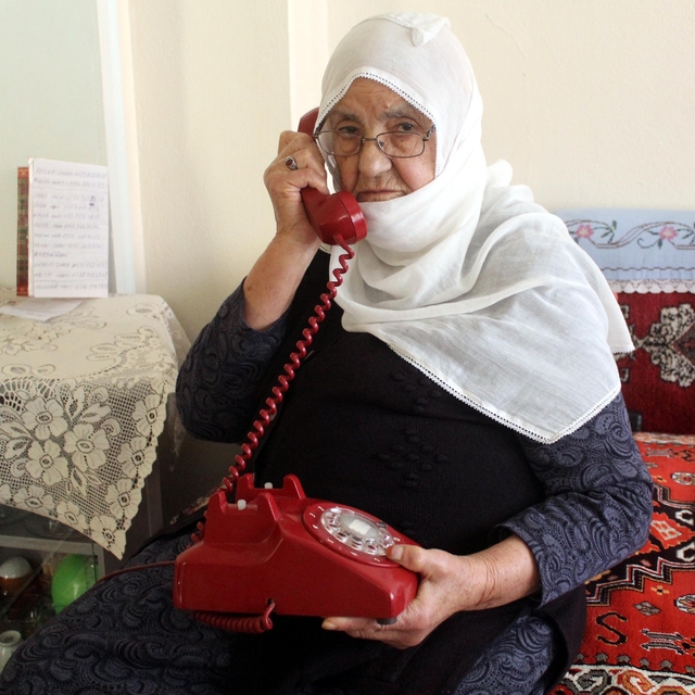 90 yaşında, 44 yıl önce aldığı ahizeli telefonla iletişim kuruyor