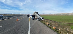 Diyarbakır'da devrilen kamyonetteki 3 kişi yaralandı