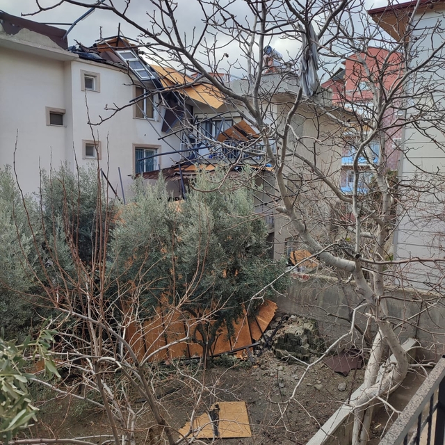 Buldan'da kuvvetli rüzgar hayatı olumsuz etkiledi