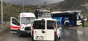 Söke'de yolcu otobüsüyle hafif ticari aracın çarpışması sonucu 2 kişi yaralandı