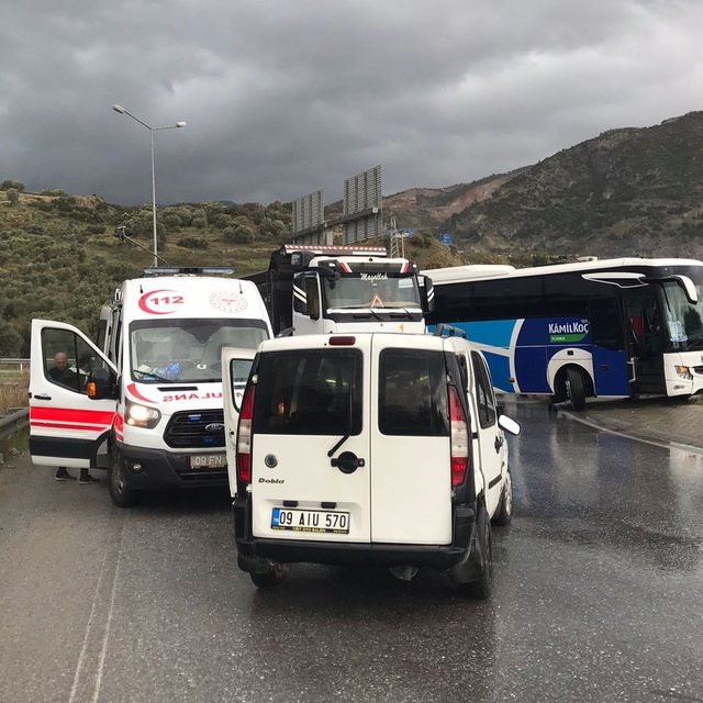 Söke'de yolcu otobüsüyle hafif ticari aracın çarpışması sonucu 2 kişi yaral...