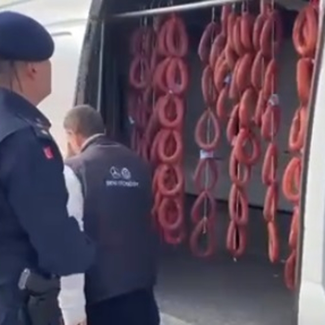 Sucukları 'tozlandığı' için yıkamışlar