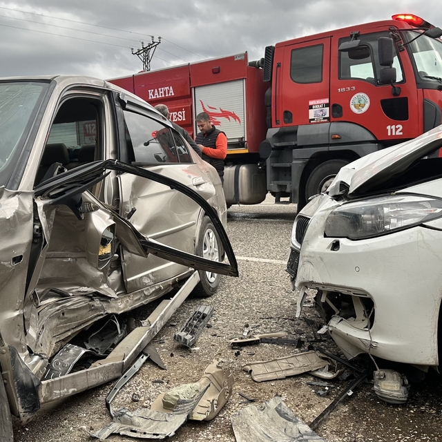 Adıyaman'da iki otomobilin çarpıştığı kazada 5 kişi yaralandı