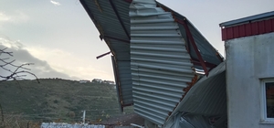 İzmir'de fırtına ev ve araçlarda hasara neden oldu