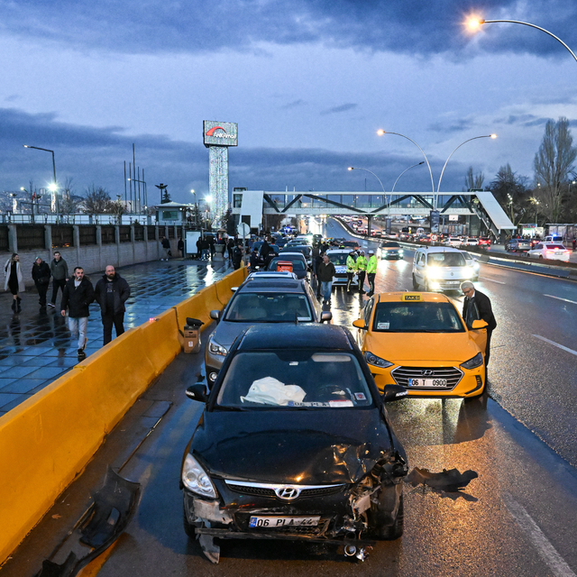 Ankara'da 26 aracın karıştığı zincirleme trafik kazasında 3 kişi yaralandı