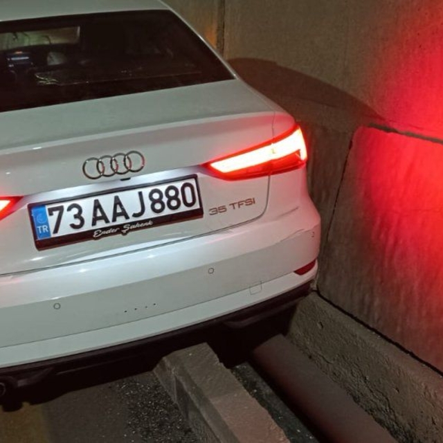 Bariyerlere çarpan otomobildeki 3 kişi yaralandı