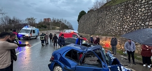 İki otomobilin kafa kafaya çarpıştığı kaza anı kamerada: 1 ölü, 2 yaralı