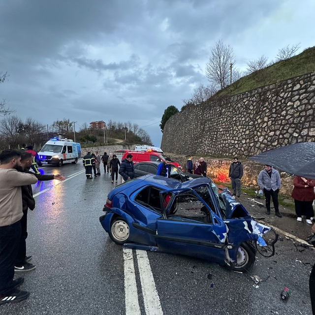 İki otomobilin kafa kafaya çarpıştığı kaza anı kamerada: 1 ölü, 2 yaralı
