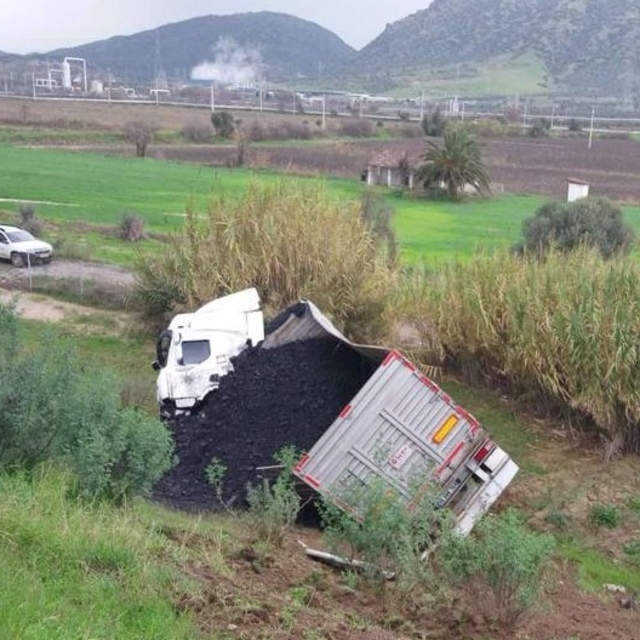 Aydın-İzmir otoyolunda şarampole devrilen tırın sürücüsü yaralandı