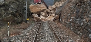 Demiryolunda heyelan: Yük treni raydan çıktı