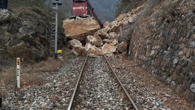 Demiryolunda heyelan: Yük treni raydan çıktı