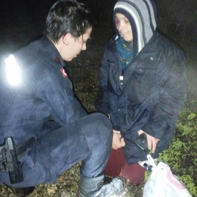 Söğüt'te mantar toplarken kaybolan vatandaş, jandarmanın parkasıyla ısındı