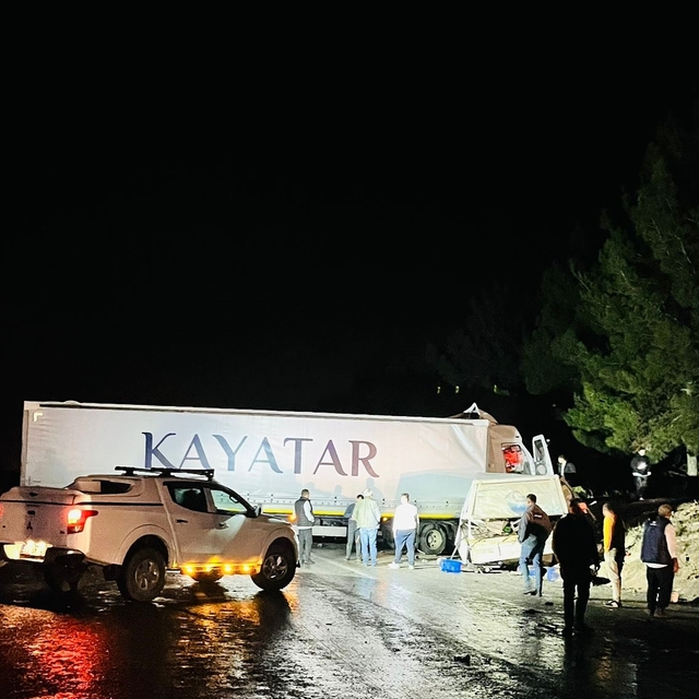 Denizli'de tır ile kamyonetin çarpışması sonucu 1 kişi öldü, 3 kişi yaralan...