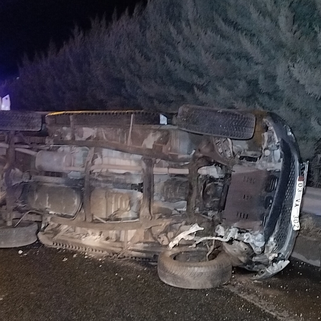 TIR'la çarpışıp, 70 metre sürüklenen kamyonetin sürücüsü yaralandı