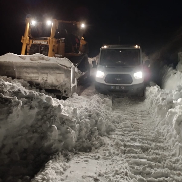 3 bin 300 rakımda gece de karla mücadele